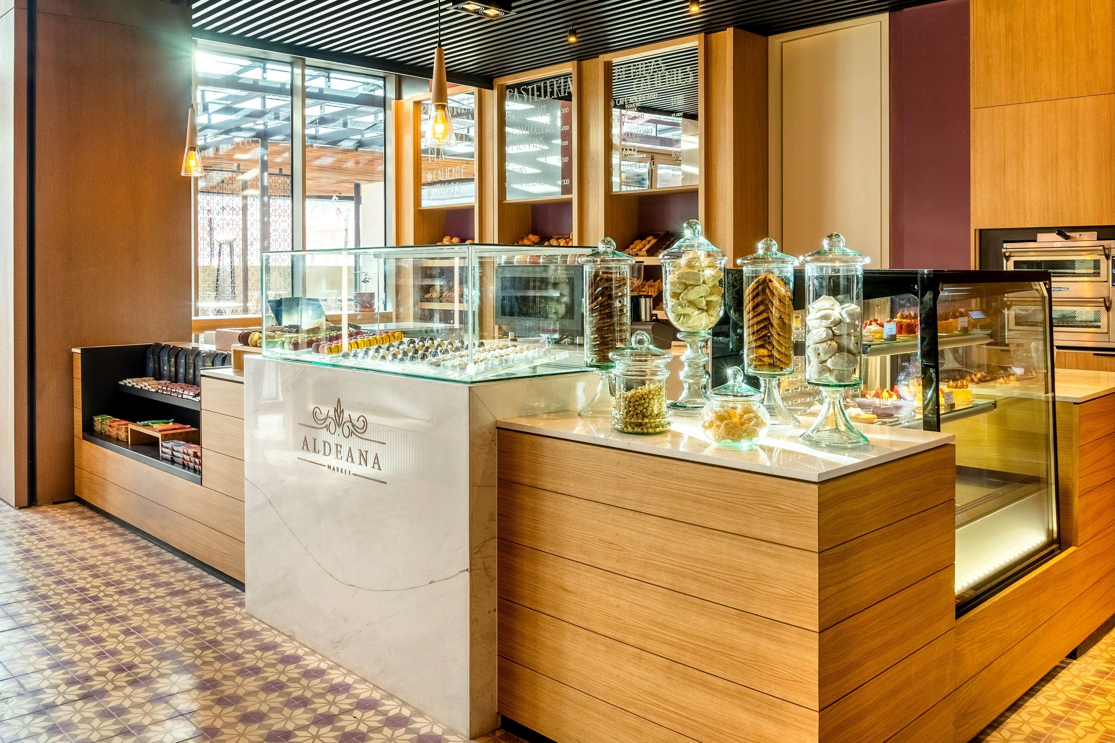 แกรนด์ ไฮแอท โบโกตา Hotel ภายนอก รูปภาพ A display of chocolates at a shop in Dubai